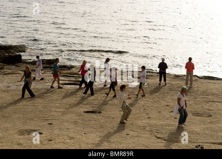 Leute, die am frühen Morgen Tai Chi auf die von Sliema, Malta. Stockfoto