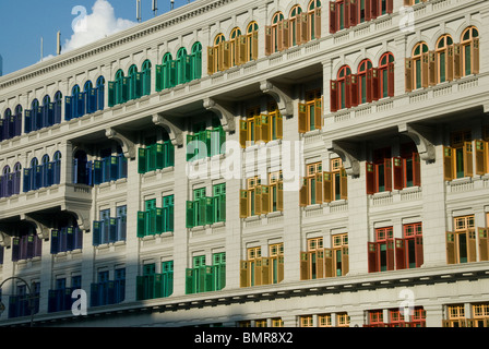 Farbige Fensterläden auf Bürogebäude, Singapur Stockfoto
