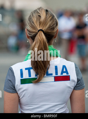 Italienische Fußball-Fan Italiens Farben tragen, auf der Piazza del Duomo, Mailand Stockfoto