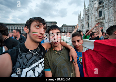 Italienische Fußball-fans tragen Italiens Farben auf der Piazza del Duomo, Mailand Stockfoto