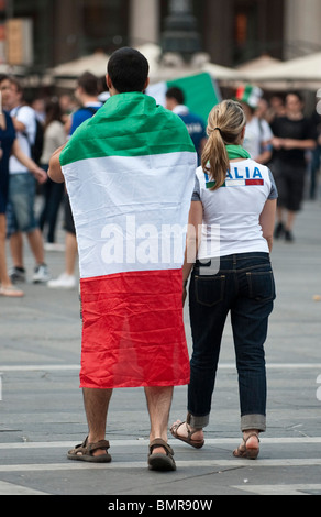 Italienische Fußball-fans tragen Italiens Farben auf der Piazza del Duomo, Mailand Stockfoto