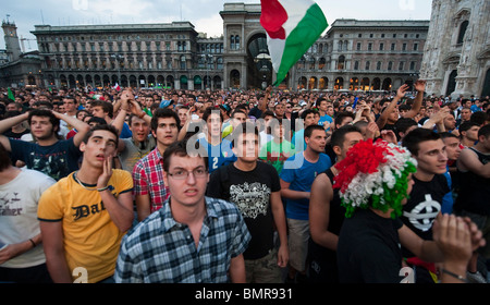 Italienische Fußball-Fans jubeln für Italien auf der Piazza del Duomo, Mailand Stockfoto