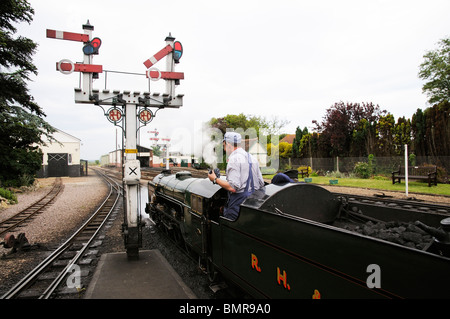 Lokführer der Northern Chief Dampfmaschine und Signal in New Romney Station gehen. Die Romney Hythe & Dymchurch railway Stockfoto