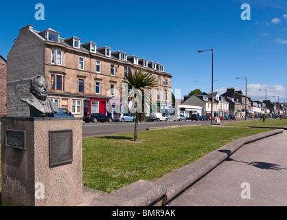 Bronzestatue von Schottisches Fernsehen Erfinder John Logie Baird am Ufer des Meeres in Helensburgh, Schottland Stockfoto