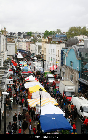 Auf der Dachterrasse Blick auf Portobello Road Market, Notting Hill, London, UK. Electric Cinema sehen auf der rechten Seite. Stockfoto