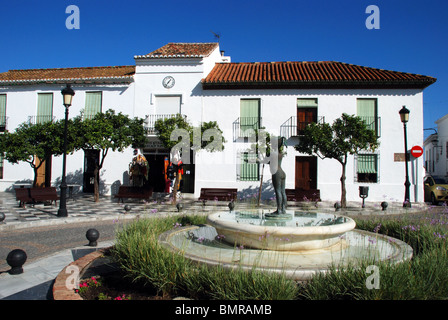 Brunnen auf der Plaza de Espana, Benalmadena Pueblo, Costa Del Sol, Provinz Malaga, Andalusien, Südspanien, Westeuropa. Stockfoto