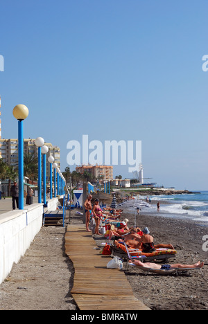 Urlauber am Strand, Torrox-Costa, Costa Del Sol, Provinz Malaga, Andalusien, Südspanien, Westeuropa. Stockfoto