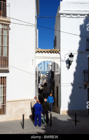 Torbogen aus der Plaza del Carmen, Estepa, Provinz Sevilla, Andalusien, Spanien, Westeuropa. Stockfoto