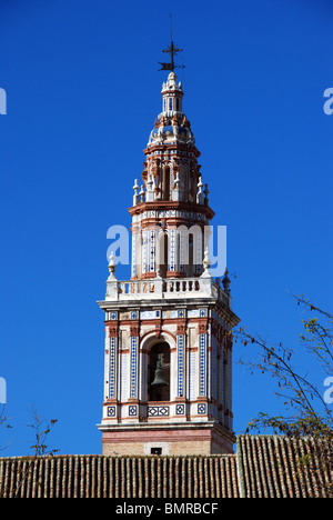 Glockenturm der Kirche (Iglesia / Parroquial de Santiago), nationales Denkmal, Ecija, Provinz Sevilla, Andalusien, Spanien, Europa. Stockfoto