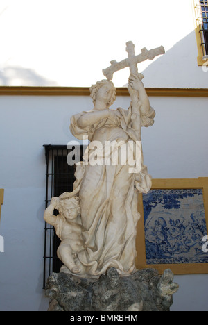 Marmorstatue und Kreuz im Innenhof der Provinz Hospital De La Caridad, Sevilla, Sevilla, Andalusien, Spanien, Europa. Stockfoto