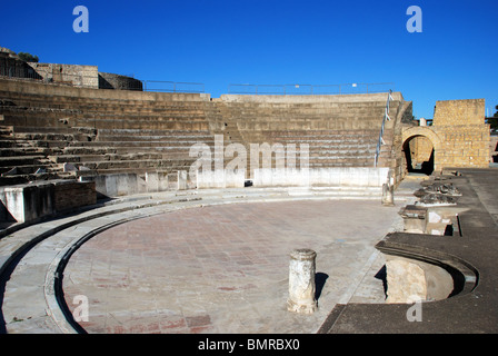 Bühne und eine Sitzecke im römischen Theater, Santiponce, Italica, Sevilla, Provinz Sevilla, Andalusien, Südspanien, Westeuropa. Stockfoto