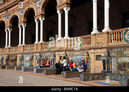 Gefliesten Sitzbank Bereich in der Plaza de Espana, Sevilla, Provinz Sevilla, Andalusien, Südspanien, Westeuropa. Stockfoto