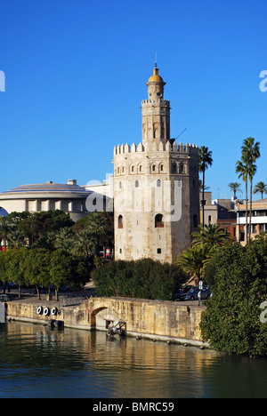 Goldenen Turm (Torre del Oro) und der Fluss Guadalquivir, Sevilla, Provinz Sevilla, Andalusien, Spanien, Westeuropa. Stockfoto