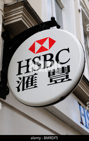Zweisprachige HSBC Bank Zeichen in Chinatown, London, England, UK Stockfoto