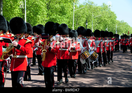 Band der Scots Guards, angeführt von einem Tambourmajor aus der Grenadier Guards marschieren entlang der Mall, London Stockfoto