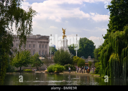 Queen Victoria Monument und Buckingham-Palast von St. James Park gesehen. London, England Stockfoto