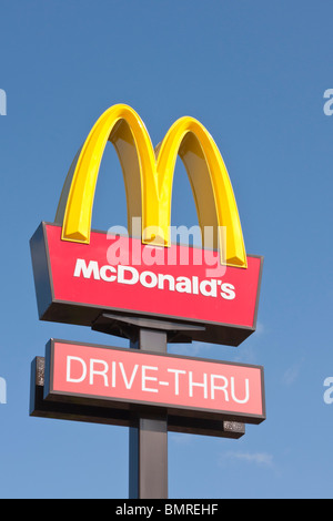 MacDonalds Fahrt durch Zeichen gegen klar blauen Himmel Stockfoto