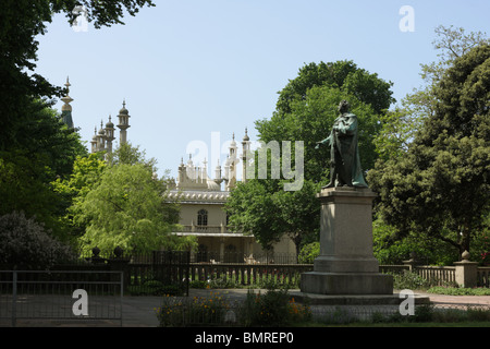 Die Statue von König George IV liegt in der Nähe das Nordtor des Royal Pavilion in Brighton. Stockfoto