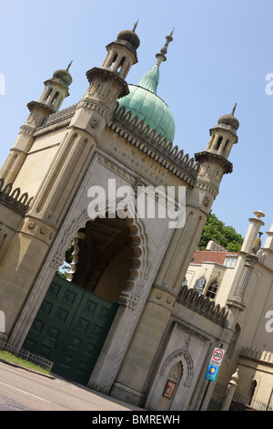 Das Nordtor von Brighton Pavillon an einem schönen Sommertag. Stockfoto