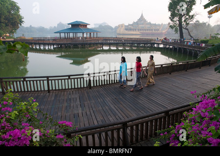 Myanmar. Burma. Yangon. Kandawgyi See ist ein natürlicher See in der Nähe von der Shwedagon-Pagode. Freuen Sie sich auf das Karaweik, Stockfoto