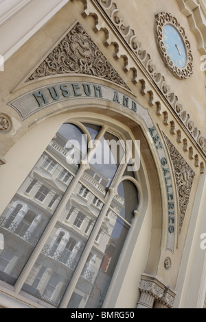 Geschnitzte Portland Stein Tür, die die Museen und Kunstgalerien in der Church Street, Brighton. Stockfoto