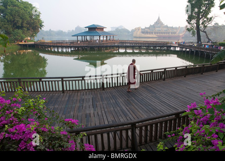 Myanmar. Burma. Yangon. Kandawgyi See ist ein natürlicher See in der Nähe von der Shwedagon-Pagode. Freuen Sie sich auf die Karaweik Stockfoto