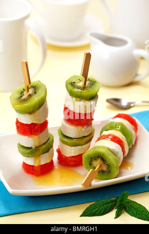 Kiwis und Wassermelone Spieße mit Käse. Schritt für Schritt: PGGJJN - PGGJK 5-PGGJKD - PGGJKR Stockfoto