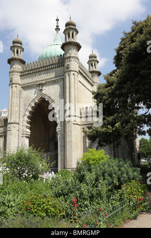 Mit indischen architektonischen Einflüssen betrachtet das Nordtor im The Royal Pavilion in Brighton von low-Level Aspekt. Stockfoto