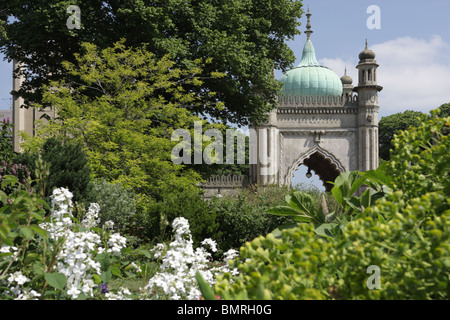 Das Kupfer gewölbte Nordtor des The Royal Pavilion in Brighton. Stockfoto