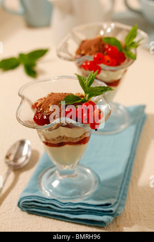 Tiramisu mit roten Johannisbeeren. Rezept zur Verfügung. Stockfoto