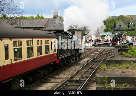 Eine ankommende Dampflok am Bahnhof Grosmont wie der andere ist Abfahrt warten. Stockfoto