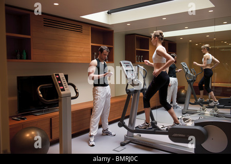 Fit Woman mit personal trainer Stockfoto