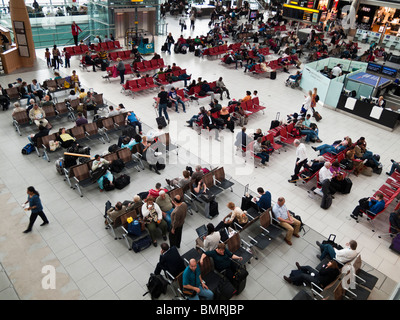 Passagiere warten auf Flüge Abflug, London Heathrow, Terminal 5 Stockfoto