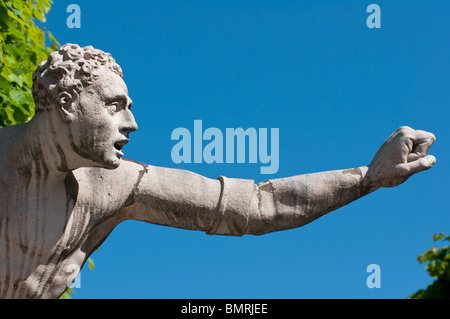 Statue bewachen den Eingang des Schloss Mirabell Gardens in Salzburg, Österreich Stockfoto