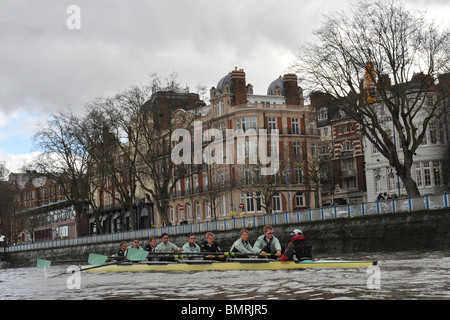 Cambridge University Trainingseinheit in Tideaway Woche. Der 156. Xchanging University Boat Race, London, England. Stockfoto