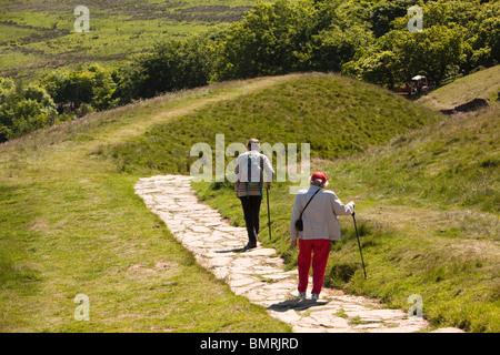 Großbritannien, England, Derbyshire, Vale Edale, zwei ältere Wanderer Mam Tor Weg zu gehen Stockfoto