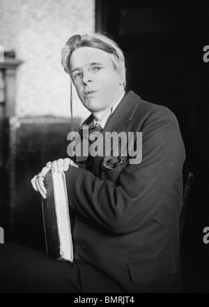 Porträt-Foto-c1920s des irischen Dichters William Butler Yeats (1865-1939) - Sieger von Nobelpreis für Literatur im Jahr 1923. Stockfoto