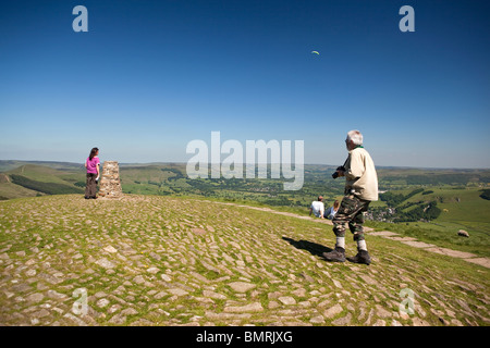 UK, Derbyshire, Peak District, Aufnahme bei Mam Tor Gipfel trigonometrischen Punkt Mann Stockfoto