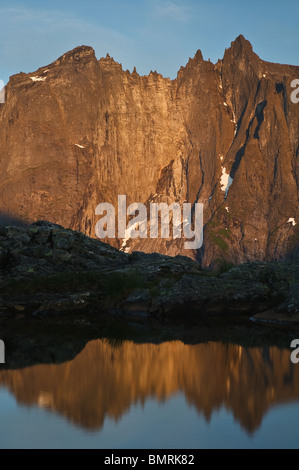 Frühmorgendliches Sonnenlicht auf Trollveggen, oder der Trollmauer, und die Gipfel Trolltinden im Romsdalen-Tal, Rauma kommune, Møre Og Romsdal, Norwegen. Stockfoto