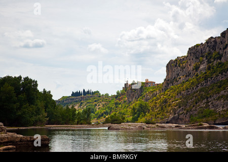 die Ardèche-Fluss in der Nähe von St-Martin-d'Ardèche Stockfoto