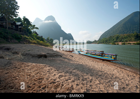 Ein nebliger Morgen an den Ufern des Flusses Nam Ou im nördlichen Laos Stockfoto