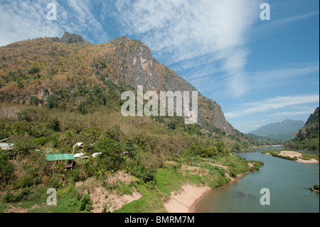 Riesige Berge an den Ufern des Flusses Nam Ou im nördlichen Laos Stockfoto