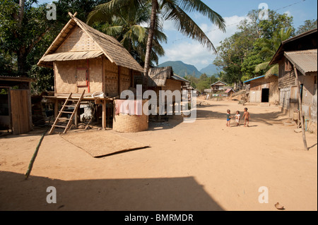 Spielen Stammes-Kleinkinder in der Nähe von Rattan & Stelzenläufer Häuser in ein Stammes-Dorf in der Provinz Vong Xai Nordlaos Stockfoto