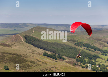 UK, Derbyshire, Mam Tor, Gleitschirm fliegen über Hollin Kreuz Stockfoto