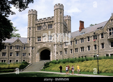 Studenten der Princeton University Blair Hall laufen auf dem Campus. Amerikanische Kultur. Princeton New Jersey USA Stockfoto