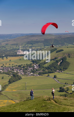 UK, Derbyshire, Mam Tor Paare beobachten Gleitschirme fliegen über Hope Valley Stockfoto