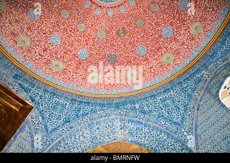 Decken- und Wandleuchten in Bagdad-Pavillon, Topkapi-Palast, auch bekannt als Topkapi Sarayi, Sultanahmet, Istanbul, Türkei Stockfoto