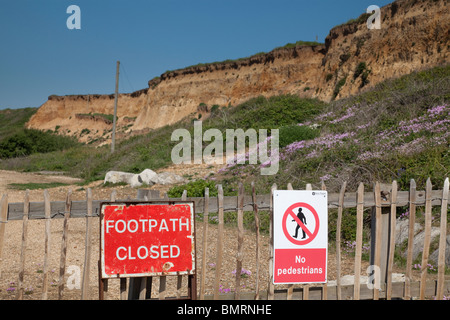 Zeichen und Fechten durch Boden Bewegung Erosion im Barton am Meer unter Klippenpfad geschlossen Stockfoto