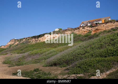 Gebäude auf der Klippe im Barton am Meer in Hampshire in Gefahr, ins Meer Küsten Erosion Stockfoto