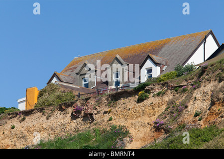 Gebäude auf der Klippe im Barton am Meer in Hampshire in Gefahr, ins Meer Küsten Erosion Stockfoto